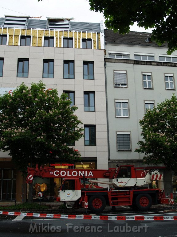 800 kg Fensterrahmen drohte auf Strasse zu rutschen Koeln Friesenplatz P14.JPG